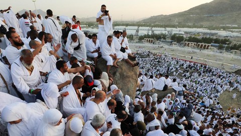 khusyuk-wukuf-jemaah-haji-di-padang-arafah-1_169
